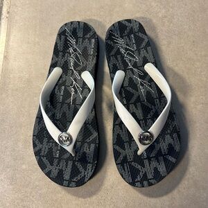 GUC Michael Kors Flip Flops. Size 8